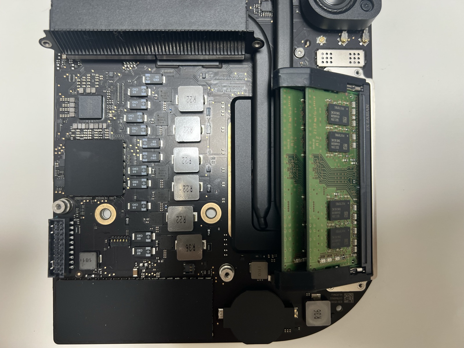 보드에 램 두 개가 꽂힌 모습 (8GB + 16GB = 24GB)
